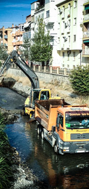 Limpieza y mantenimiento de ríos con maquinaria y camiones en Córdoba