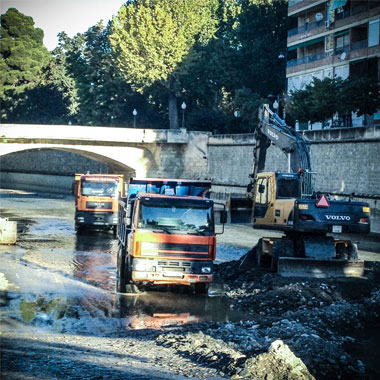 Limpieza y mantenimiento de cauces y ríos con máquina y camión