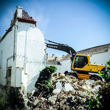 Demolición de vivienda y estructura con máquina giratoria en Jaén