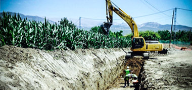 Giratoria realizando zanja en carretera para acometer instalaciones