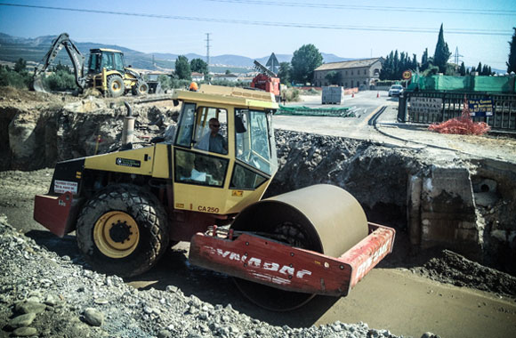 Nivelación de terreno para la construcción de carreteras en La Zubia Granada