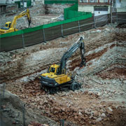 Rebaje, excavación en vaciado para la construcción de bloque de edificios en Granada