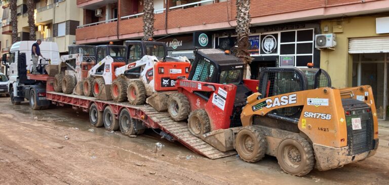 Camión góndola de Excavaciones Santa Bárbara transportando maquinaria en Granada