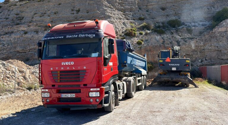 Camión bañera IVECO en una obra en Granada