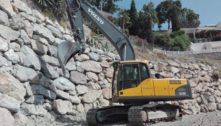 Excavadora de cadenas Volvo EC210C de 23 toneladas