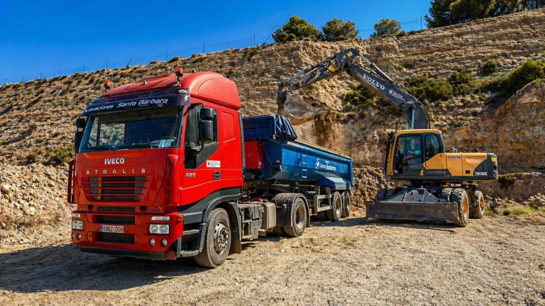 Mantenimiento de infraestructuras y transporte de áridos en Granada