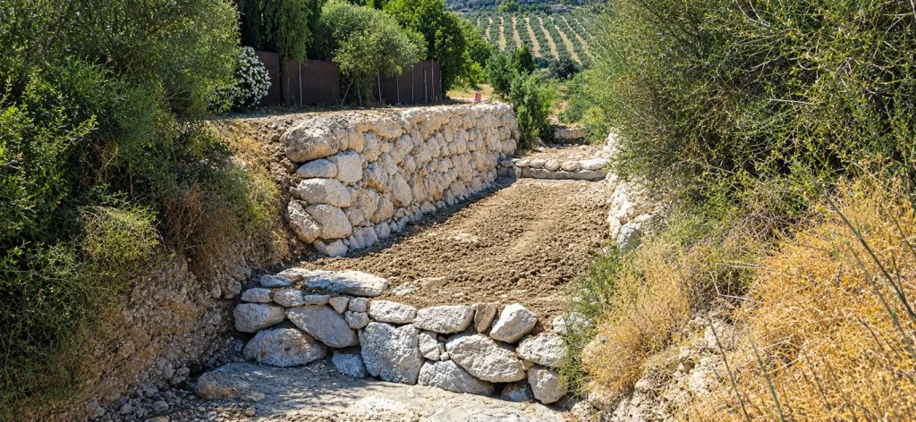 Encauzamiento de cauce con muros de escollera en Granada