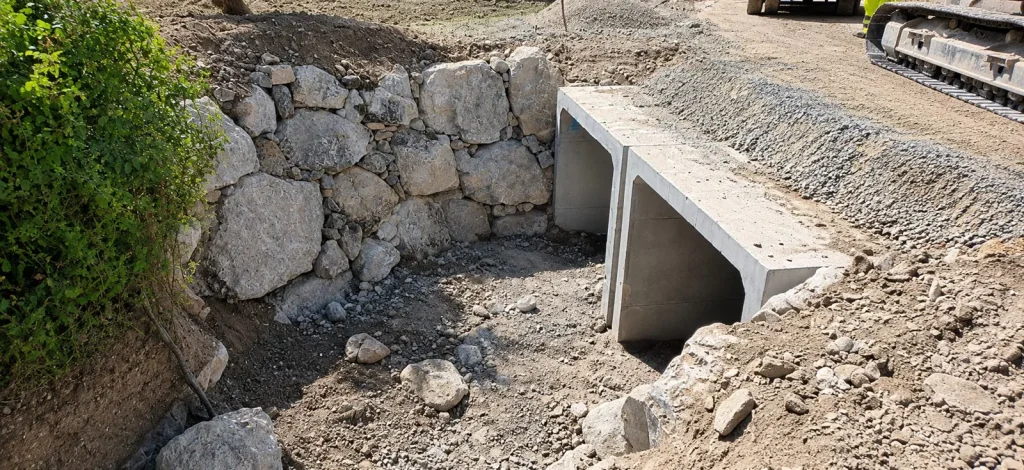 Escollera y obra de drenaje en cauce