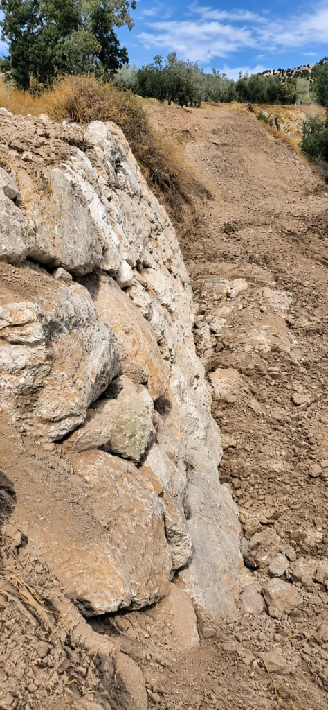 Talud estabilizado con muro de escollera